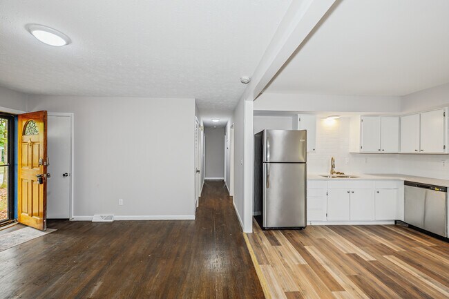 Foto del edificio - 4065 Foxe Basin Rd