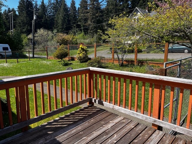 Building Photo - Spacious 3 bed/2bath in Town, Month-to-Month or long term lease.