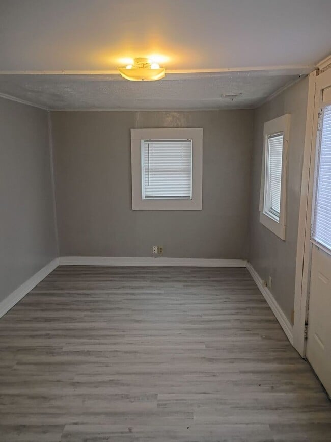 Building Photo - Large Back Porch