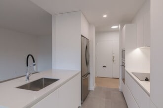 Building Photo - 4555 Av. Bonavista