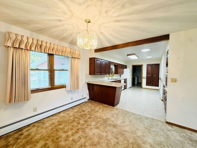 Foto del edificio - 4 Bedroom - 2 Bath Ranch Style Home with 2...