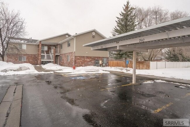 Building Photo - Brentwood Upper Level Condo - 2 Bed, 1 Bath with Washer/Dryer and Optix Internet!