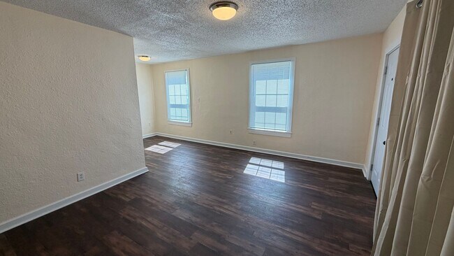 Foto del edificio - 300 N James Ave