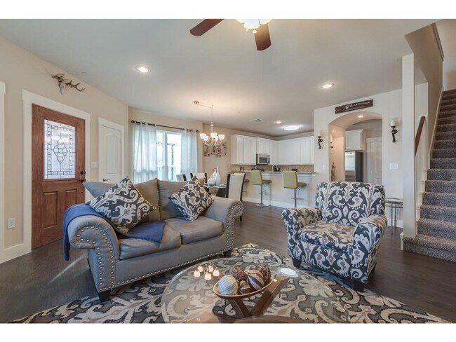 Building Photo - Town home! Amazing floorplan with 3 bedroo...