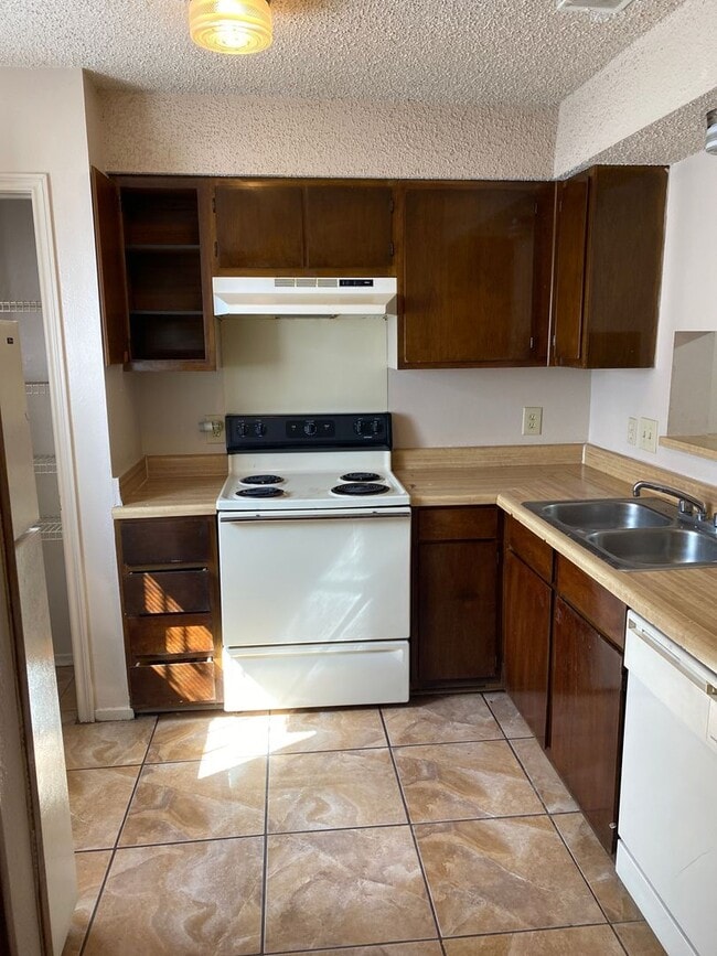 Foto del edificio - 2 bedroom 2 bath town home in a gated community