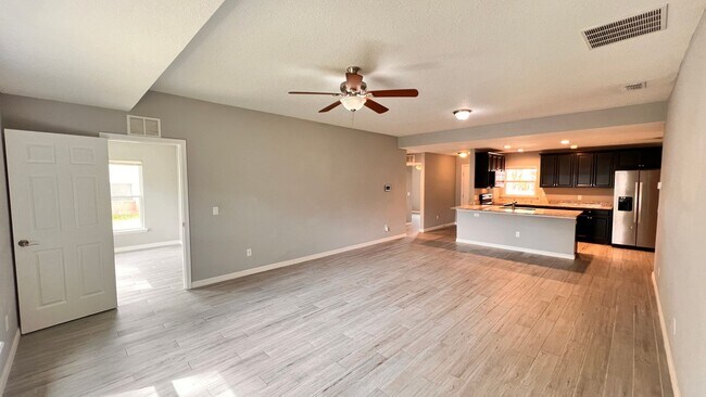 Foto del edificio - BEAUTIFUL 3/2 w/ office HOME in Deltona!