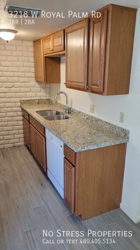 Building Photo - Remodeled 3 Bedroom Town Home at 35th Ave ...