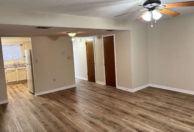 Foto del edificio - "Charming 2-Bed Townhouse on Cinderella Ln – Your Perfect Fort Walton Beach Retreat!"