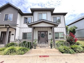 Building Photo - 418 NW Retreat Ln