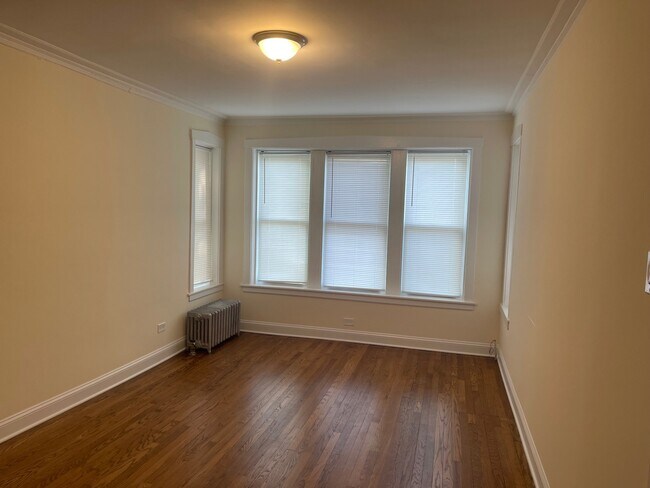 Building Photo - 2540 W Thorndale Ave