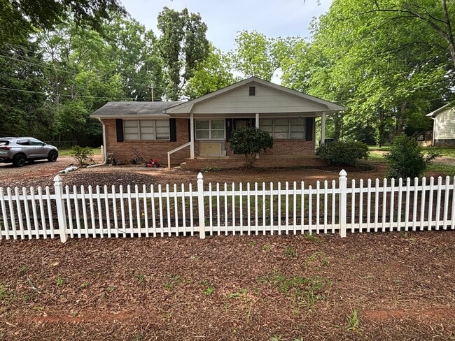 Photo - 107 W Bonnell St House