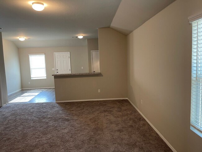 Foto del edificio - 3 bed 2 bath open living and beautiful finishes!