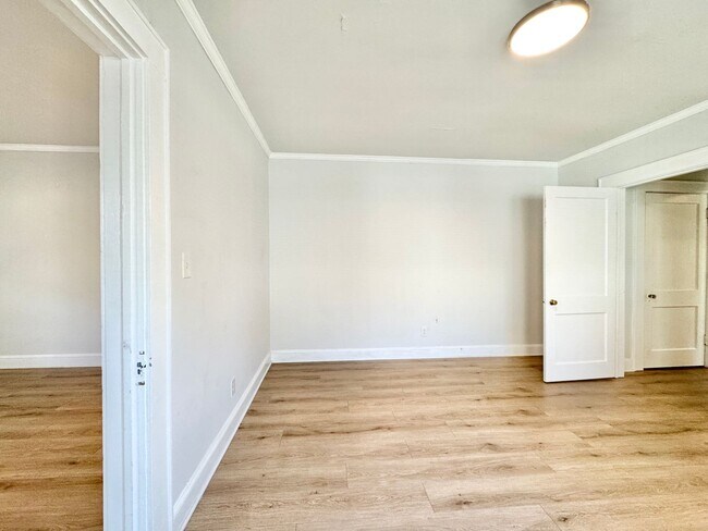 Foto del edificio - Updated 1 Bedroom Duplex  On Spring Garden St With Office- Water & Lawncare Included!