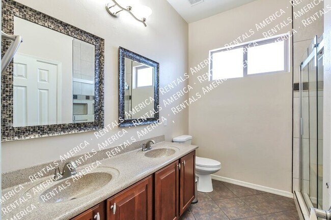 Foto del edificio - 561 E Via Puente De La Lluvia