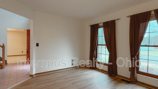Building Photo - 370 Glenside Ln