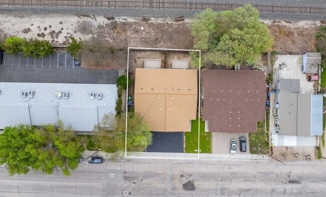 Building Photo - Downtown Duplex