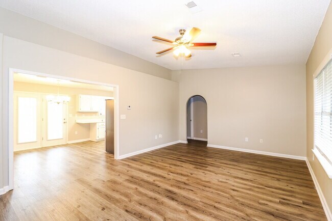 Foto del edificio - 3915 Woodland Dr