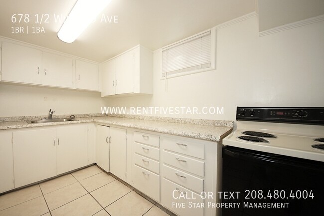 Building Photo - Centrally Located One Bedroom Apartment Av...