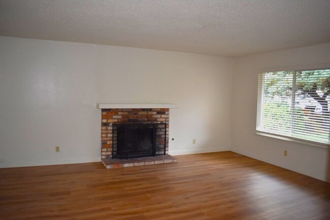 Building Photo - 494 Edwin Dr