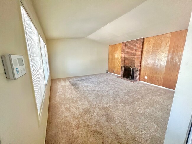 Building Photo - Comfortable 4 Bedroom 2 Bathroom Home