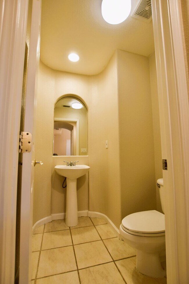 Building Photo - 4 BR/ 2.5 Bath Spacious Open Floor Plan