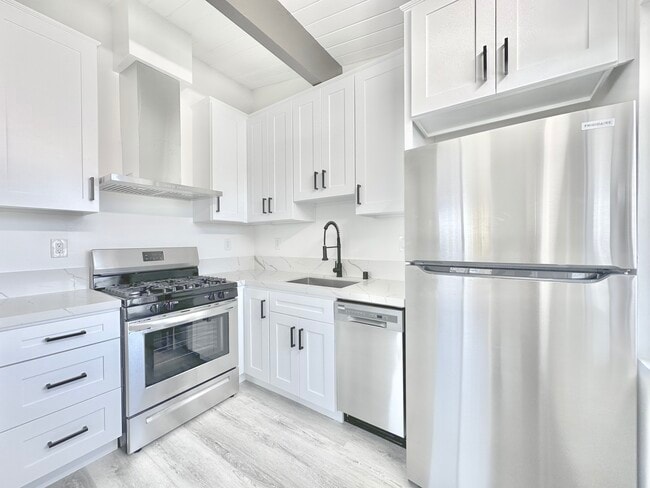Building Photo - 820 Coronado Terrace