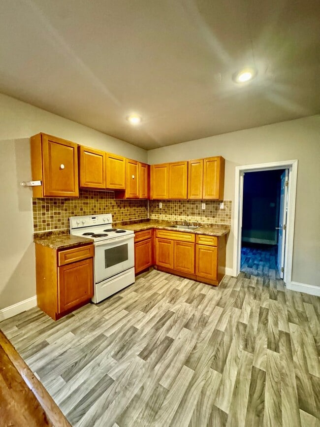 Building Photo - 3 Bedroom Home Available Now