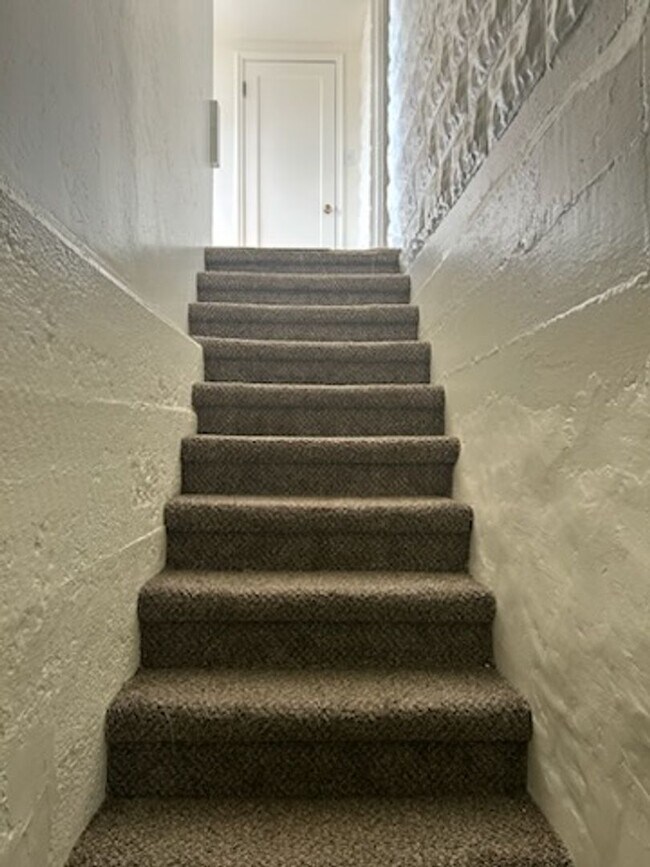Building Photo - Charming basement apartment