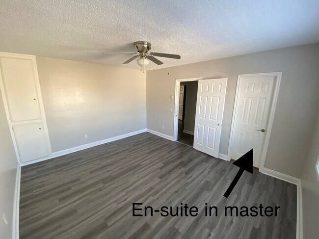King size master bedroom - 106 N Eucalyptus Ave