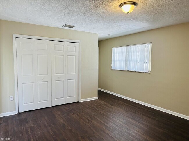 Foto del edificio - 2 br, 2 bath House - 1740 NE 64th St