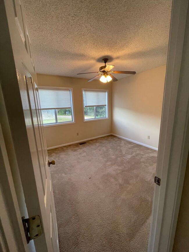 Building Photo - 160 Woodfield Pl