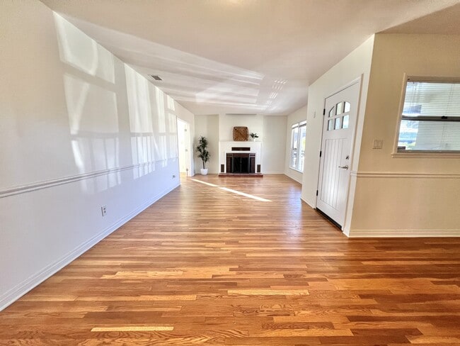 Foto del edificio - 6165 Blain Pl