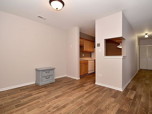 Building Photo - "Charming 2-Bedroom Oasis with 2 Full Bath...