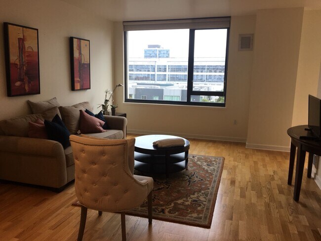 Sala de estar con mucha luz solar. - 260 King St