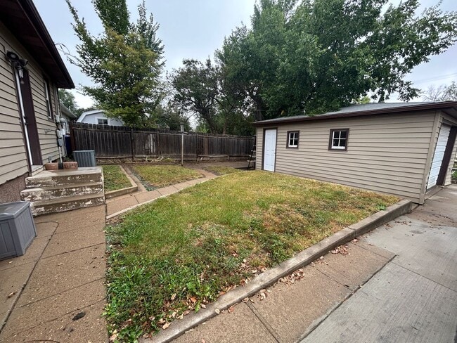 Building Photo - Lovely 2 bedroom Upstairs of a Duplex for ...