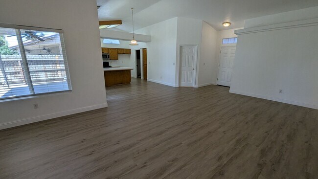 Foto del edificio - Large & Beautiful 4 Bedroom 2 Bath Custom ...