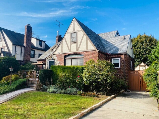 Foto del edificio - 181-69 Tudor Rd