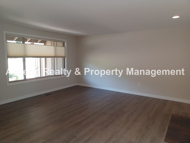 Foto del edificio - Wonderful Lake Oswego One Level 2 Decks 2 ...
