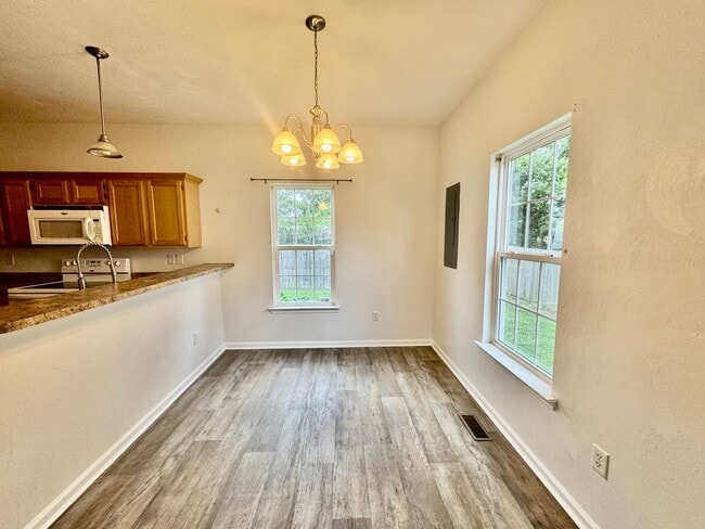 Building Photo - Darlin' home waiting for you!