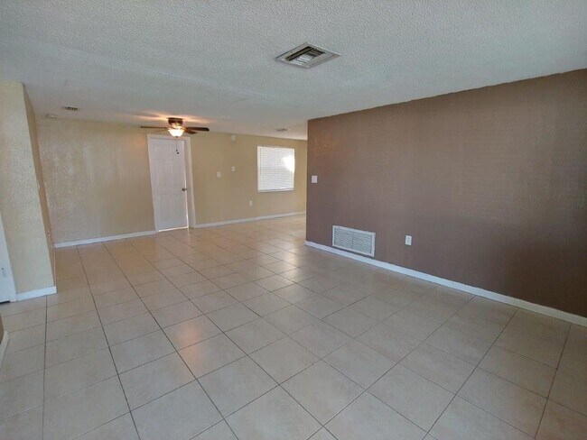 Foto del edificio - Gorgeous 3/2/1 1200 Sq. Ft. with fenced ya...