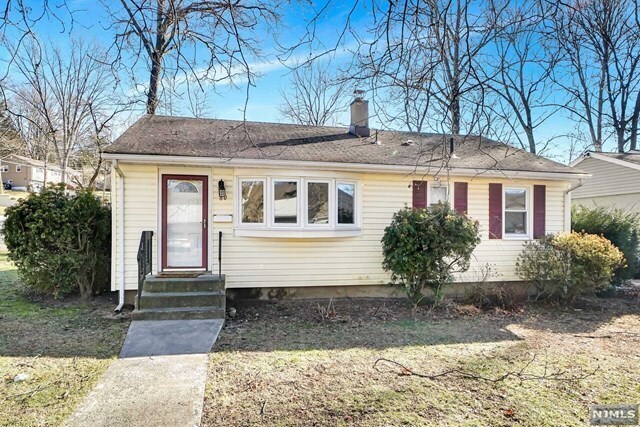 Primary Photo - 80 Lakeshore Dr