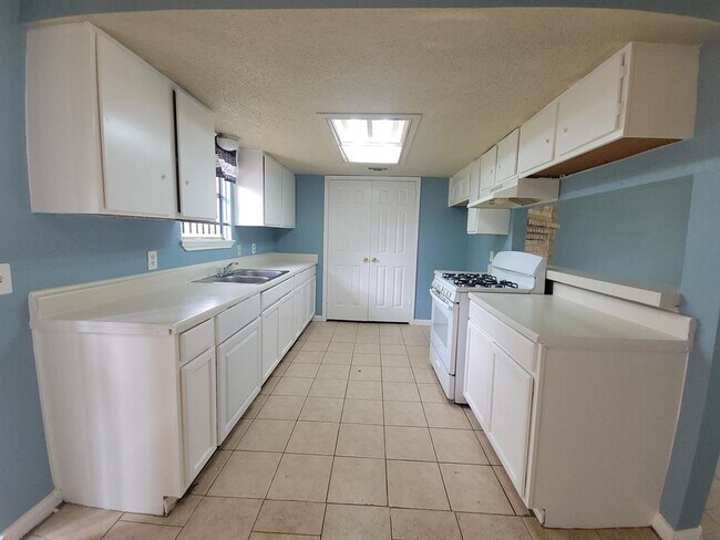 Building Photo - 8714 Valley Song Dr