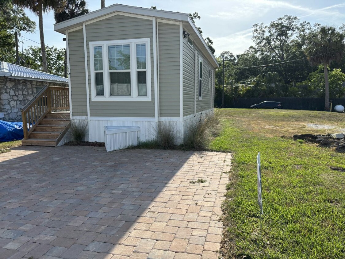 Primary Photo - 14035 W River Rd