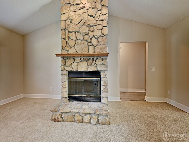 Building Photo - 2435 Burns Dr