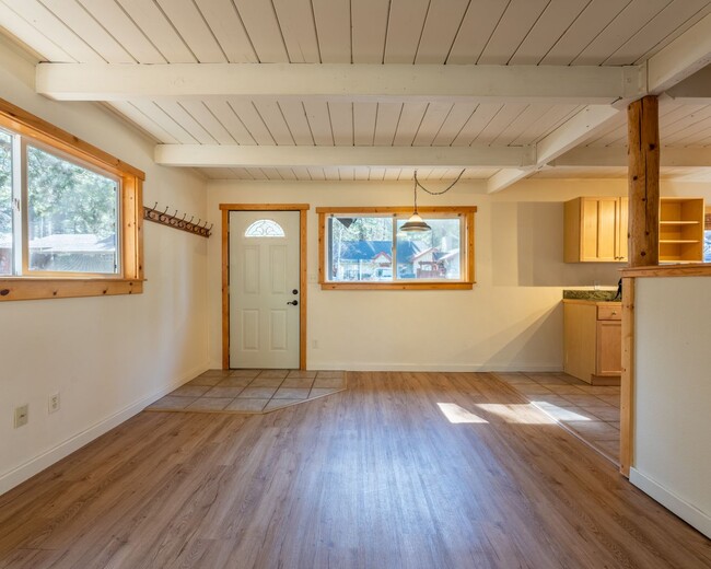 Foto del edificio - Charming pet friendly craftsman style home...