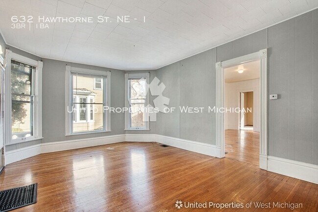 Building Photo - 632 Hawthorne St NE