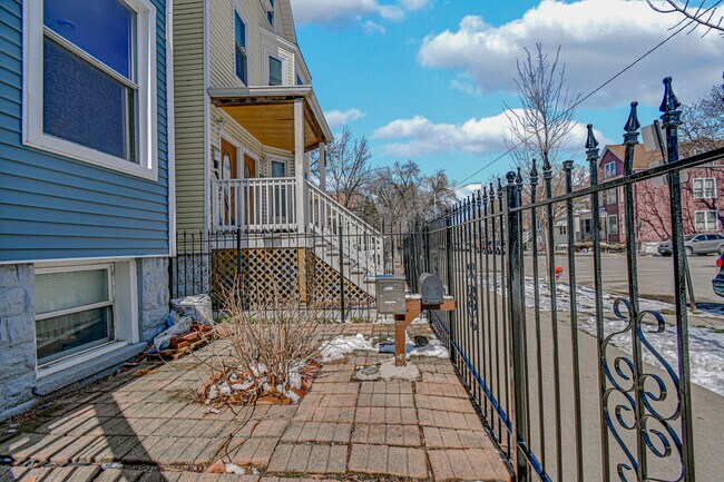 Foto del edificio - 3056 N Drake Ave