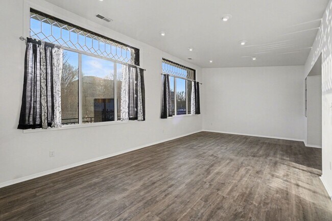 Foto del edificio - Fully Renovated 2BR Condo with Private Entrance & Parking in Prime East Walnut Hills