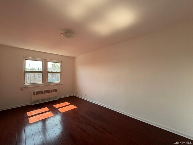 Foto del edificio - 32-20 56th St