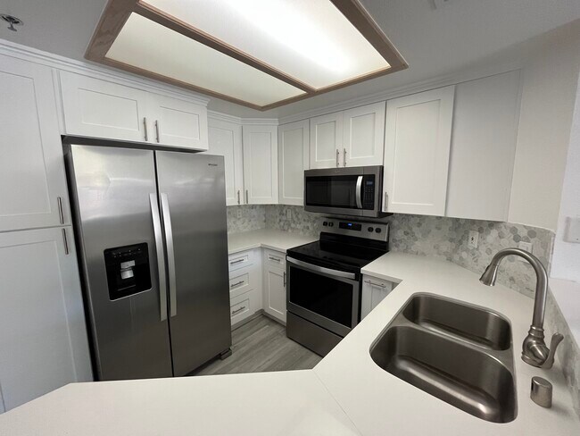 Shared Kitchen - 640 Camino De La Reina